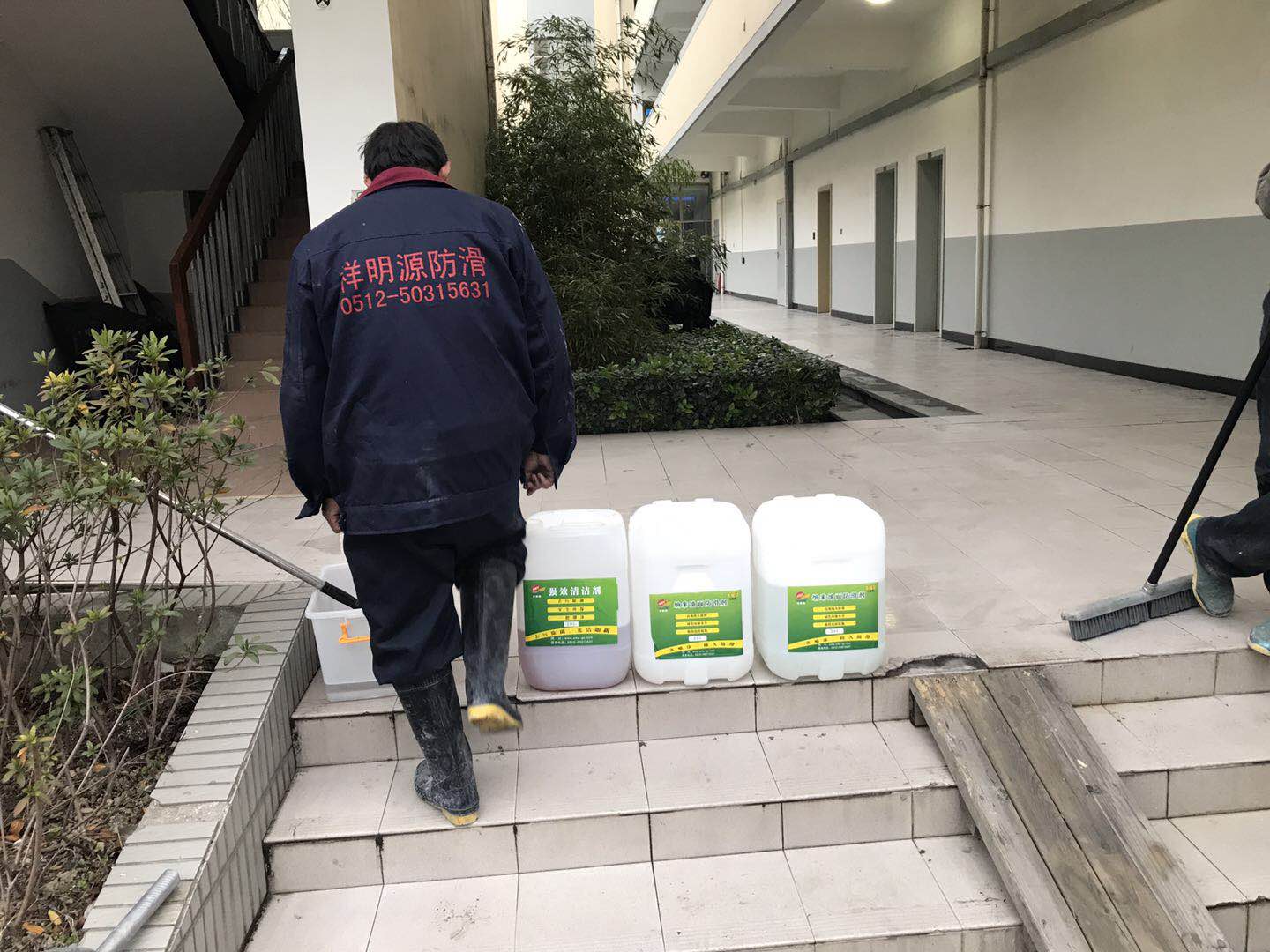 学校瓷砖防滑